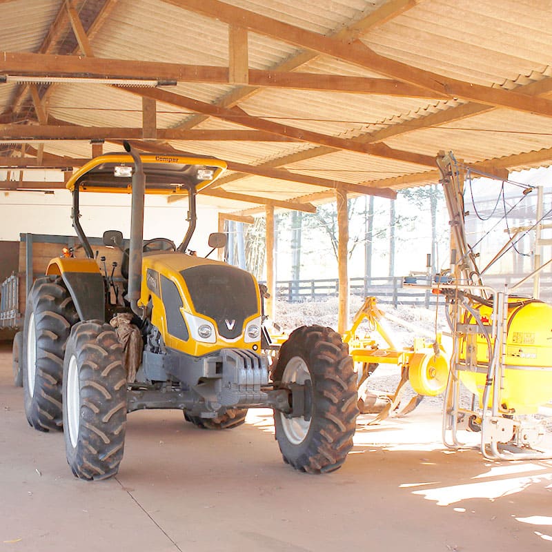 Barracão com trator e implementos agrícolas