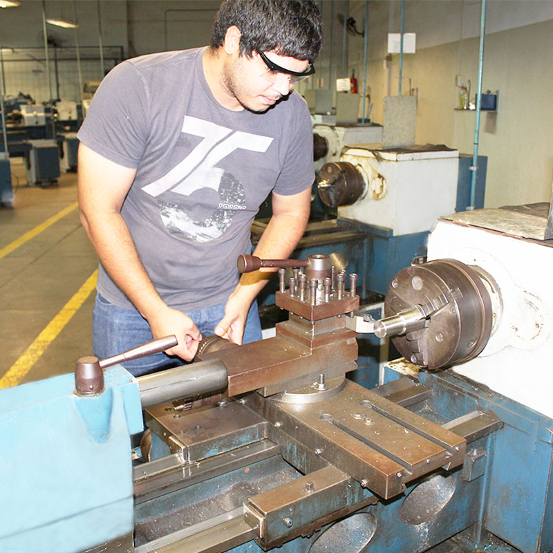 Alunos de Engenharia de Produção têm aula na Oficina Mecânica toda semana