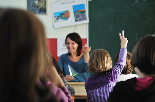 Professora ensinando alunos em sala de aula